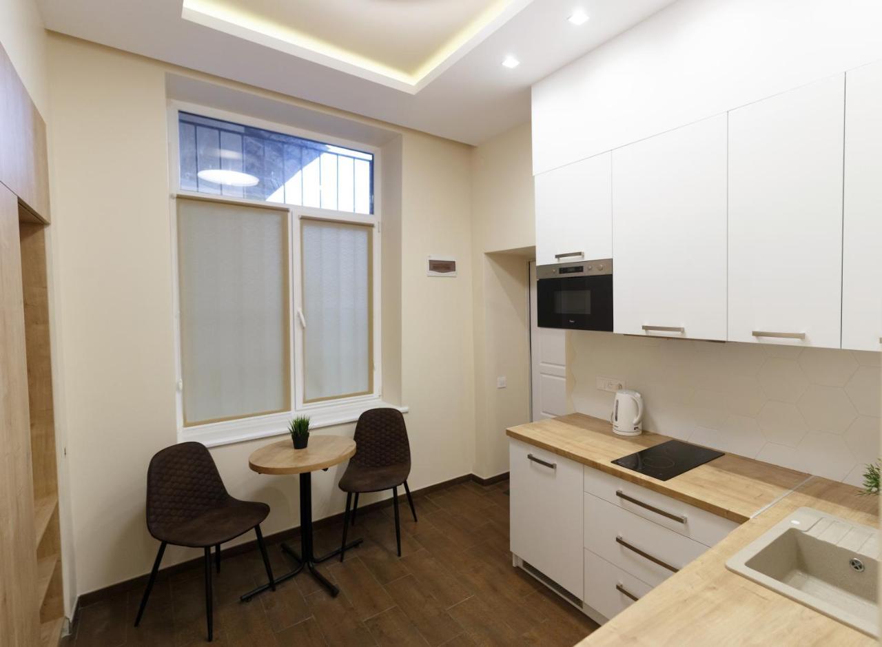 Charming Apartment In The City Center Lviv Bagian luar foto